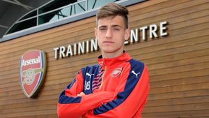 Singurul român care joacă pentru o echipă din "Big Four" trage tare să ajungă "mare". VIDEO | Vlad Dragomir, gol pentru echipa de tineret a lui Arsenal în amicalul cu Hamburg
