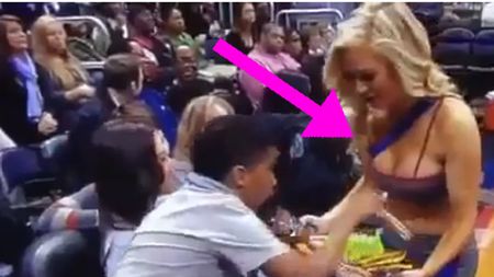 Meseria de majoretă nu e întotdeauna ușoară! VIDEO - Cum a reacționat un puști când i s-au oferit...dulciuri