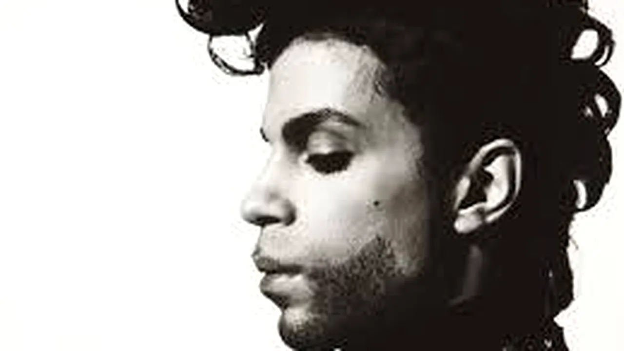 SPECIAL | Micuțul din baschet devenit gigant în muzică. De unde și cum s-a născut dragostea lui Prince pentru sportul cu mingea la coș. Artistul american a murit la doar 57 de ani VIDEO magnific de la Super Bowl 2007