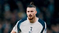 Radu Drăgușin, în mijlocul celei mai controversate faze din Fulham – Tottenham! VAR n-a dat fault la golul gazdelor, deși românul a fost împins clar