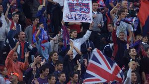 Fani steliști bătuți la sosirea de la Galați! Cum comentezi?