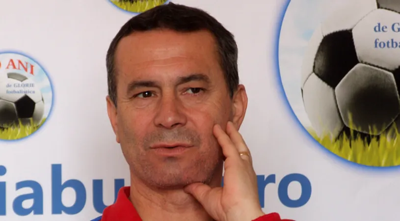 Gloria se antrenează în sala de sport a unei școli de la țară!** 