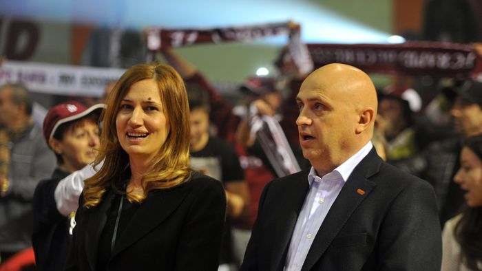#unitisalvam #rapid | Fanii Rapidului plătesc în locul patronului datoria la Fisc, dar îi cer să plece. Acționarul Cătălin Tudor: "Domnul Moraru ne evită. Să renunțe, că oricum n-a făcut nimic!"