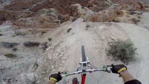 VIDEO | A sfidat moartea în acest clip uimitor, care a avut 28 de milioane de vizualizări pe YouTube. După doar 3 ani, a murit pe bicicletă!  