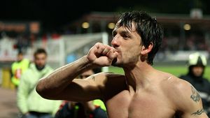 EXCLUSIV | Ema Dolha și marea problemă a tinerilor fotbaliști români: "La Bistrița era noapte, dar noi continuam să ne antrenăm la lumina unei fabrici. Acum...". Mentalitatea care trebuie schimbată urgent