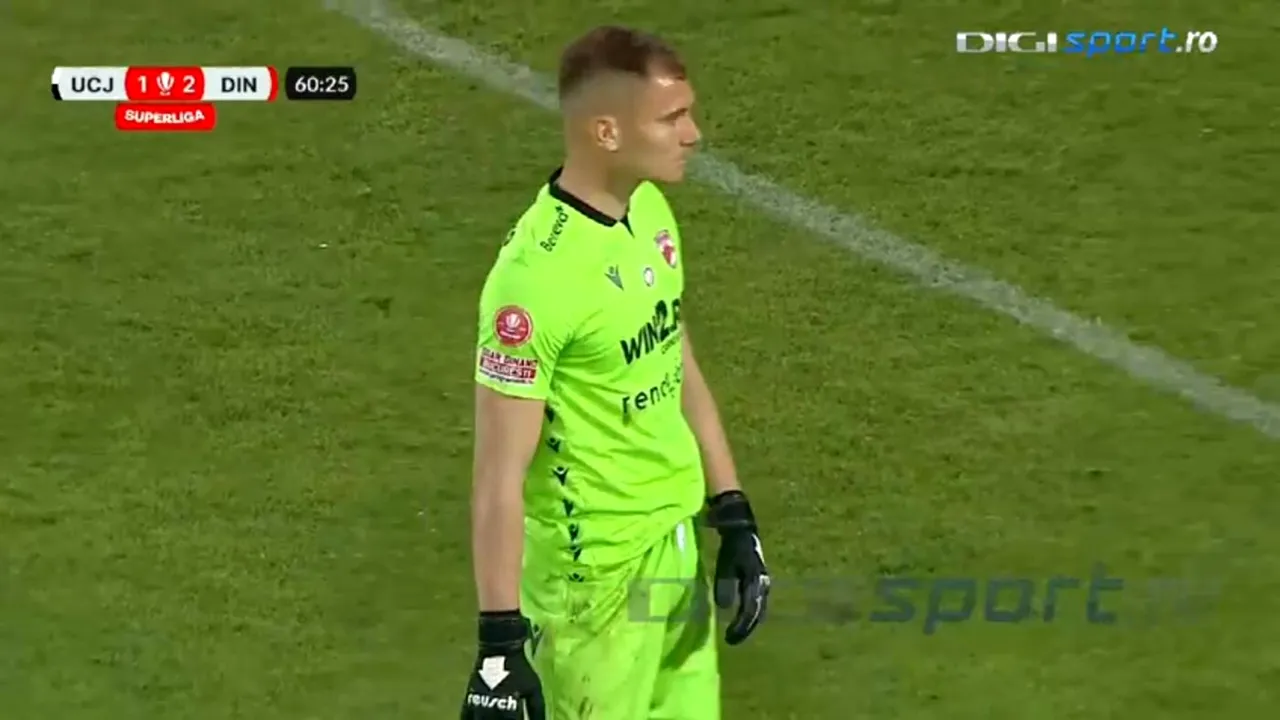 Gafa incredibilă a lui Golubovic în meciul U Cluj - Dinamo, de la golul de 2-2, care poate retrograda echipa alb-roșie! Portarul sloven și-a nenorocit colegii după ce a scăpat mingea ca la juniori