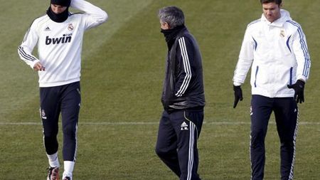 Scandalul dintre Mourinho și vedetele Realului o poate întări pe Chelsea!** Un GREU din vestiarul "galacticilor" ar putea ajunge în Anglia