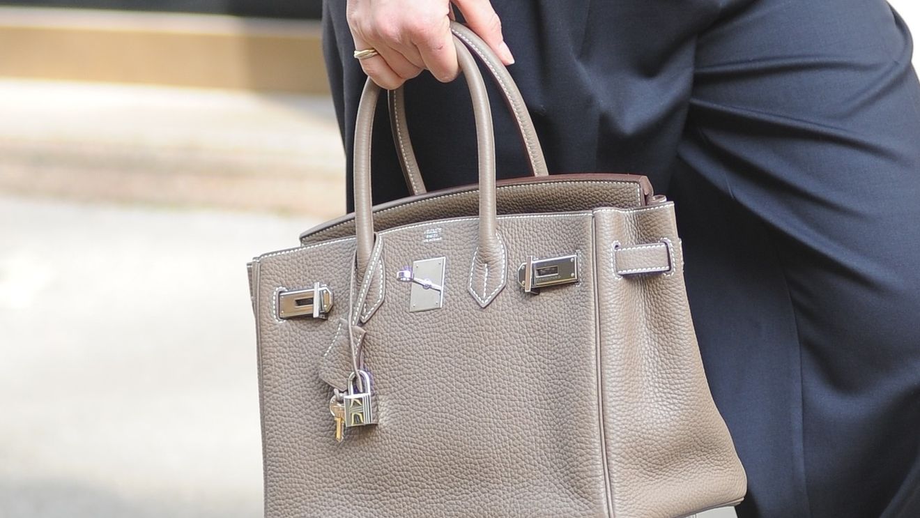 Soția fotbalistului, jefuită în fața restaurantului. I-au fost furate o geantă Hermes Birkin și un ceas Rolex, evaluate la 74.000 de euro