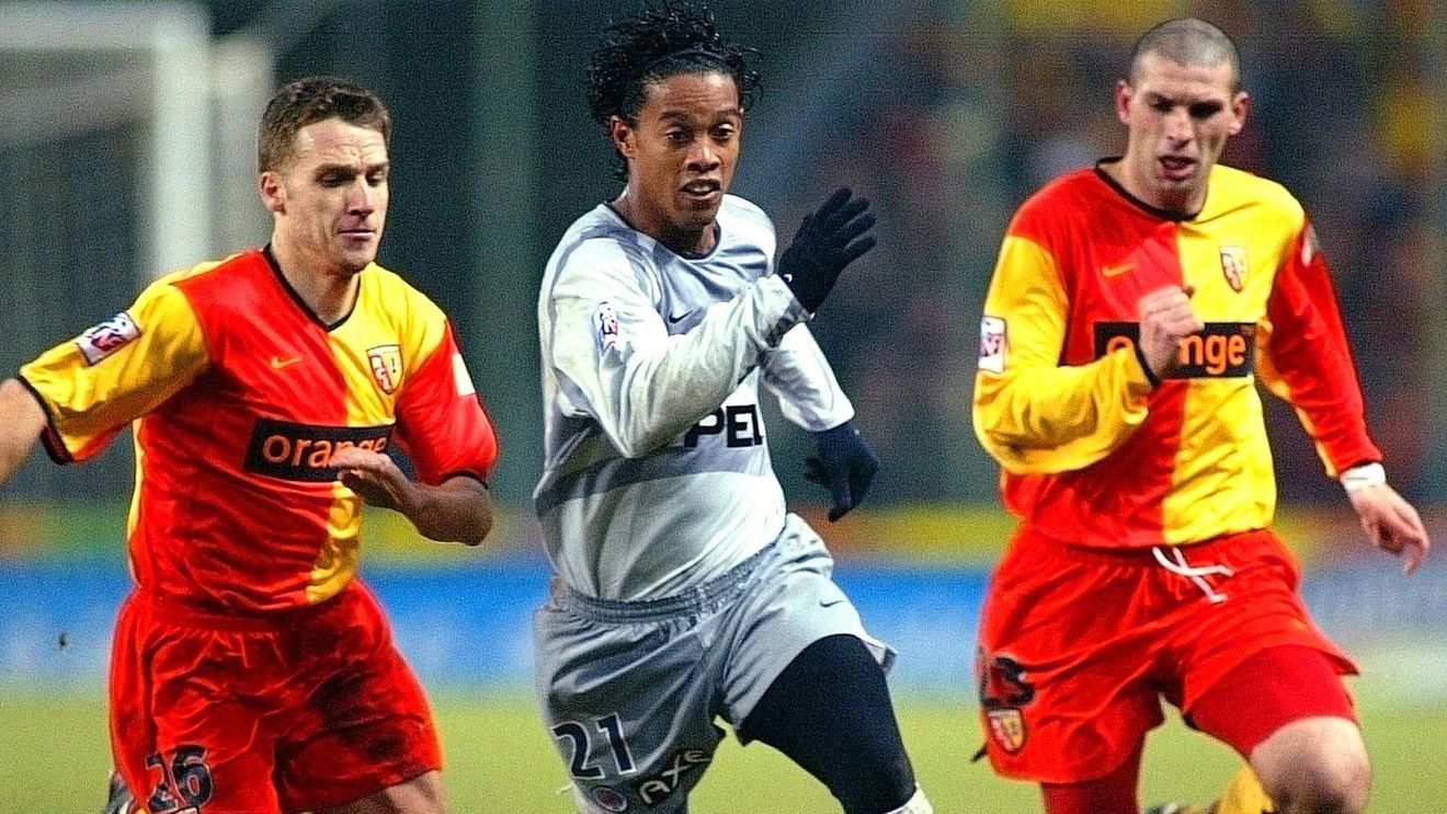 Ronaldinho s-a întors pe teren, la 42 de ani, și a glumit cu arbitrul partidei în care a jucat! VIDEO