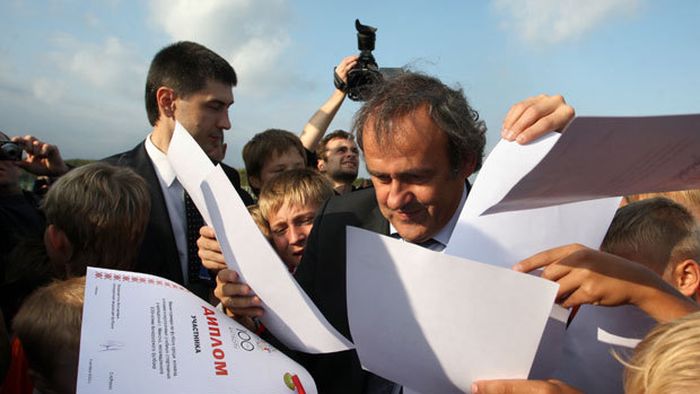 Platini se împiedică de FIFA în revoluția EURO! De ce adăugarea a 8 echipe din 2016 nu va combate "monotonia și stagnarea" fotbalului