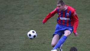 "S-a săturat lumea de Lovin! E de cinci ani la Steaua și dă numai pase cu latul!"