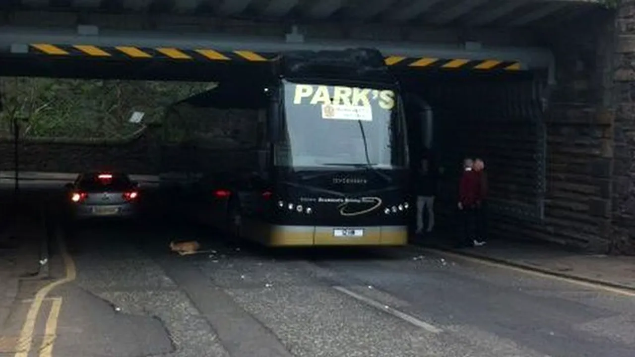 Dorel a ajuns în Scoția!** Șoferul lui Motherwell a blocat autocarul echipei sub un pod