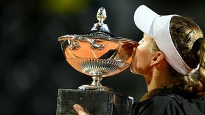 Noua campioană a turneului de la Roma, huiduită copios de spectatori! Scene de necrezut după meciul pentru trofeu | VIDEO