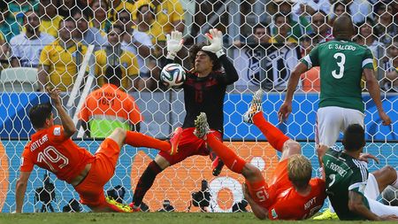 Standard Liege, echipa lui Răzvan Marin, l-a transferat pe portarul mexican Guillermo Ochoa