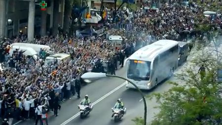 ULUITOR** Zeci de mii de fanii i-au așteptat pe Ronaldo&co în afara arenei, înainte de meci