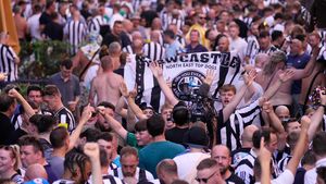 Incidente grave înainte de AC Milan - Newcastle, din grupele Ligii Campionilor! Un fan englez a fost înjunghiat în plină stradă. Atacatorii purtau cagule