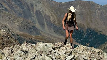 La 28 ani, o femeie a escaladat un munte de 4.000 de metri pe tocuri cui: „Lumea se uita ciudat”