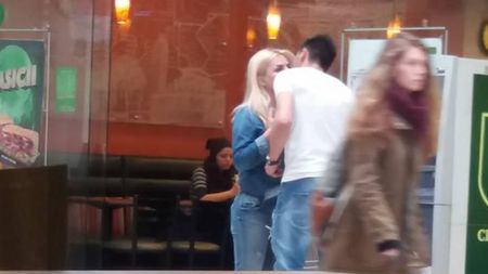 Metoda "pariază iubita" nu a fost inventată de Voduț! FOTO | Un campion al Ligii 1 a fost surprins într-o ipostază delicată: "Juca pentru vărul ei, eu nici nu știu cum se joacă"

