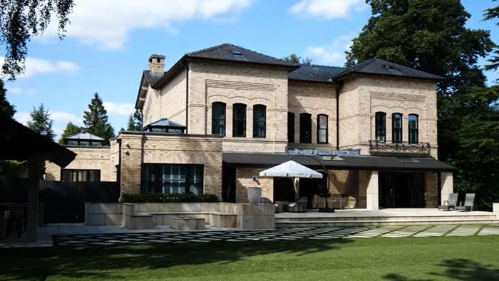 A cumpărat vila lui Ibrahimovic cu 6 milioane de euro. Are piscină, cinema, sală de forță, 6 dormitoare și 6 băi