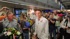 Eroul național David Popovici, așteptat de sute de oameni în aeroport, la revenirea în România cu cele două medalii de aur din Singapore: „A fost un concurs revelator”