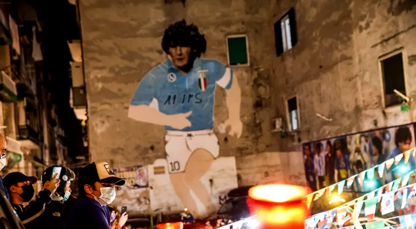 Au dat „foc” orașului Napoli în memoria lui Diego Maradona! S-a făcut lumină în noapte, după ce fanii lui Napoli au aprins mii de torțe în toate colțurile orașului | VIDEO