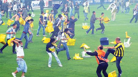 GALAta interzisă!** Jucătorii lui Fatih Terim au câștigat titlul pe terenul rivalei Fenerbahce, dar a fost premiată cu stadionul gol, din cauza incidentelor