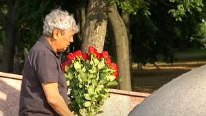 Mircea Lucescu, gest emoționant prin care speră să facă pace cu fanii lui Dinamo Kiev. S-a dus cu un buchet de trandafiri roșii la statuia lui Valeri Lobanovski | VIDEO