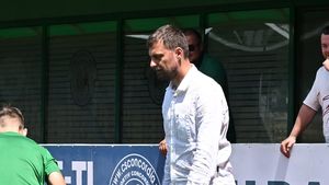 Gabi Tamaş i-a provocat o dublă fractură, de tibie şi peroneu, la o miuţă, unui coleg de la cursul de director sportiv. Incidentul s-a petrecut în fieful lui Gică Hagi. EXCLUSIV