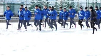 Antrenament în zăpadă pentru CSM Slatina, la reunire. Claudiu Niculescu a avut sub comandă 26 de fotbaliști, dar anunță achiziții: ”Doi jucători”