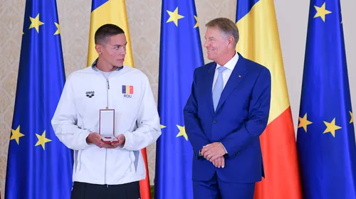 David Popovici a fost decorat de către Klaus Iohannis la Palatul Cotroceni. Cum a fost elogiat campionul mondial de Președintele României