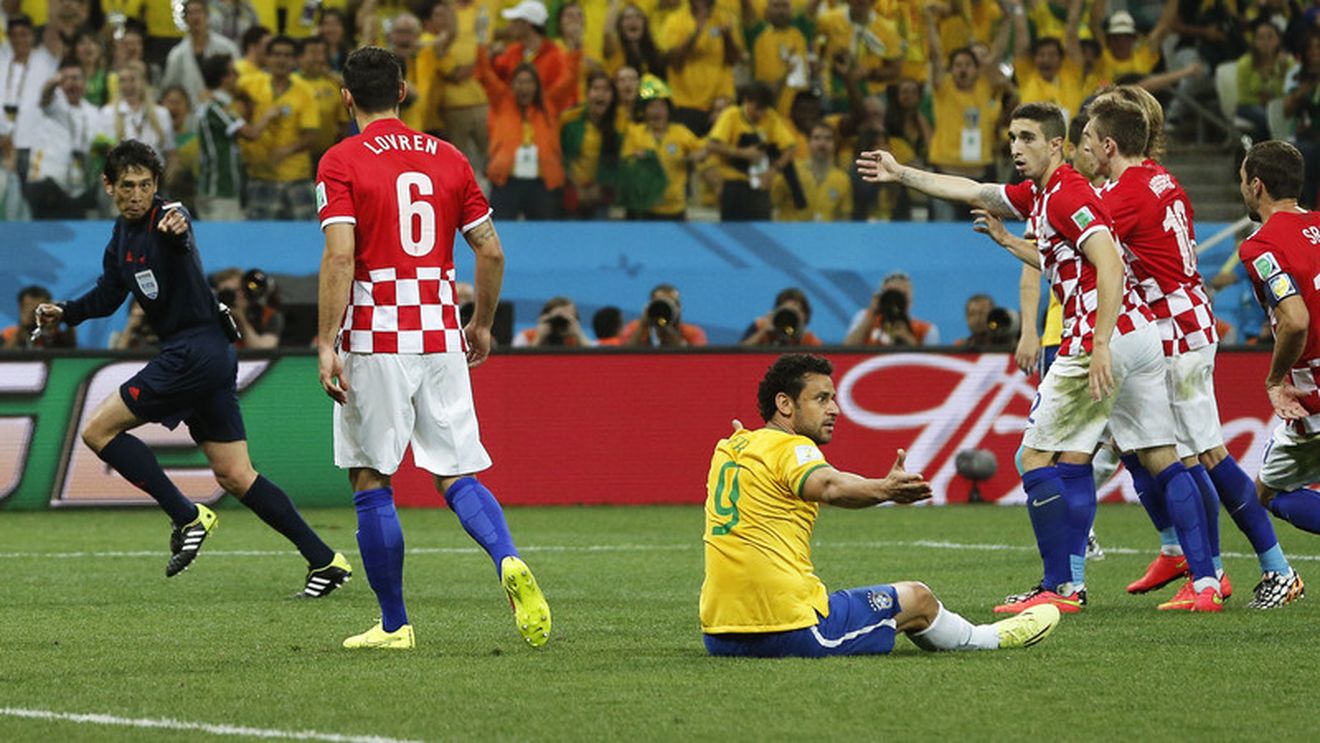 Presa internațională desființează arbitrajul lui Nichimura de la Brazilia-Croația, 3-1: "Fred a căzut ca un sac de plumb atins de o pană"