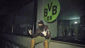 "Război" în Bundesliga!** VIDEO Fanii Borussiei au început "atacurile" înainte de meciul cu Bayern! Imaginile care îi UMILESC pe bavarezi