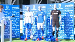 Universitatea Craiova și-a prezentat noul echipament! Sorin Cârțu: „Primul meu meci l-am jucat în astfel de ghete” | FOTO & VIDEO