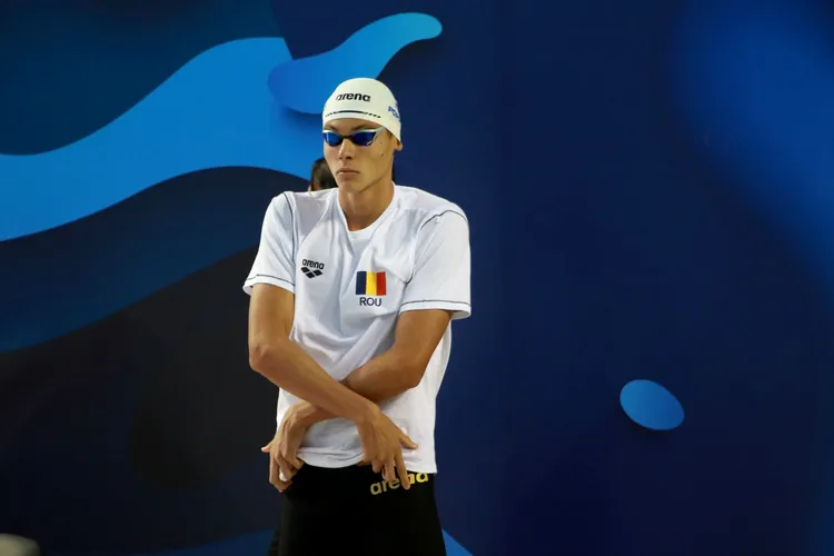 David Popovici, debut &icirc;n for&#355;&#259; la Mondiale! S-a calificat cu primul timp &icirc;n semifinalele la 200 de metri