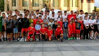 FOTO și VIDEO | FC Bacău a prezentat într-un cadru special echipamentele pentru sezonul 2025-2026 de Liga 2