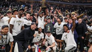 Milwaukee Bucks este noua campioană din NBA, după ce a învins Phoenix Suns cu 4-2. Giannis Antetokoumpo a fost desemnat MVP-ul finalei după un meci 6 fabulos, încheiat cu 50 de puncte