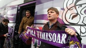 SUPER GALERIE FOTO** Uhrin s-a reîntâlnit cu fanii și jucătorii lui Poli! VEZI noul design al autocarului timișorenilor