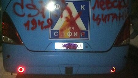 FOTO & VIDEO Ultrașii au "boală" pe autocare!** Așa se războiesc acum fanii granzilor din Sofia