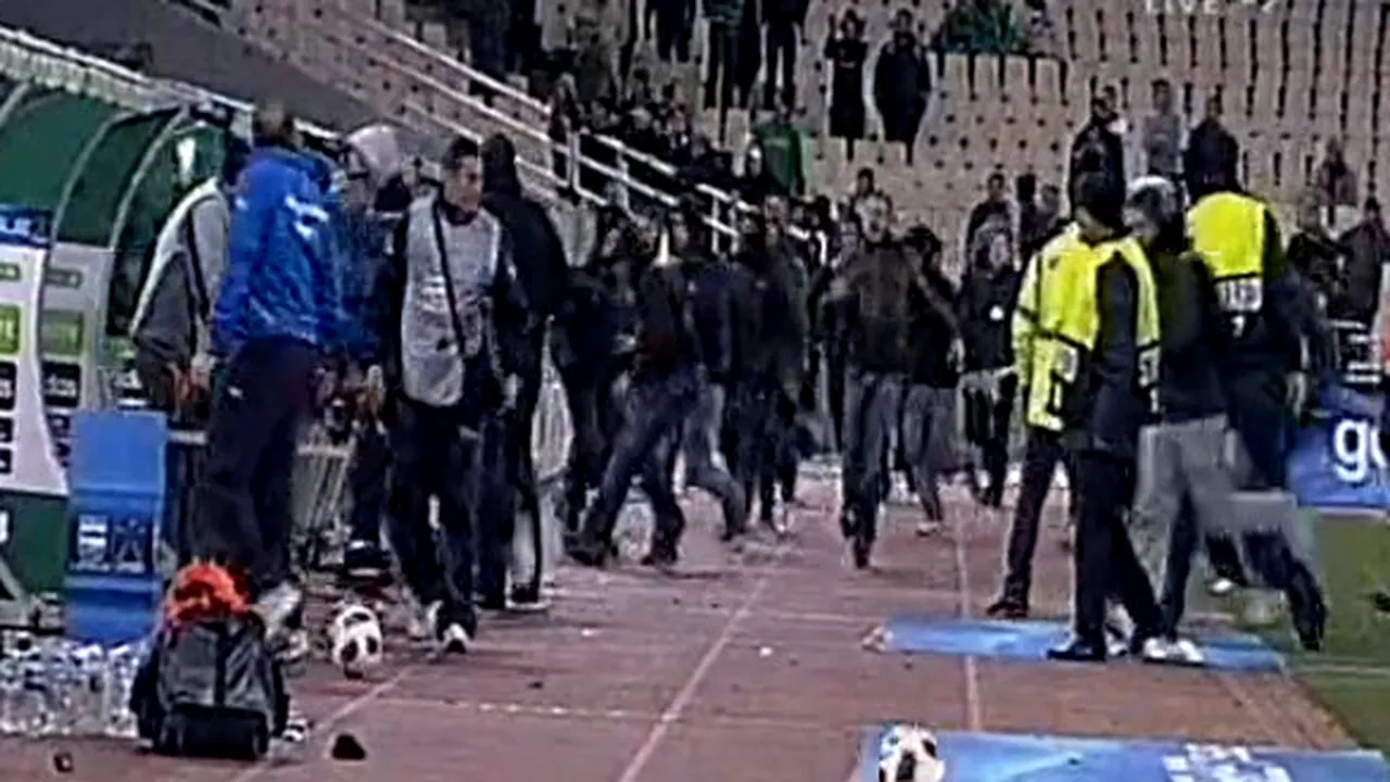 VIDEO** Clipe de groază la Atena! Djibril Cisse&Co, fugăriți pe teren de fani!