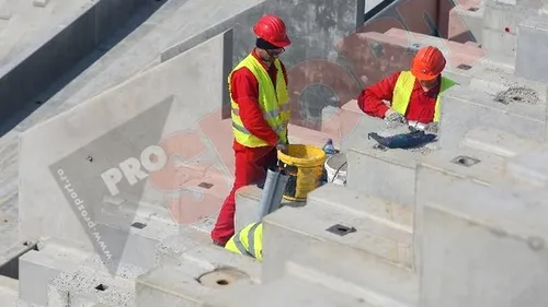 4 muncitori au fost răniți** după ce au căzut de pe o schelă de la Stadionul 