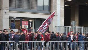 Veste proastă pentru fanii Rapidului în finalul sezonului! Clubul a fost sancționat după incidentele de la meciurile cu FCSB și CFR Cluj