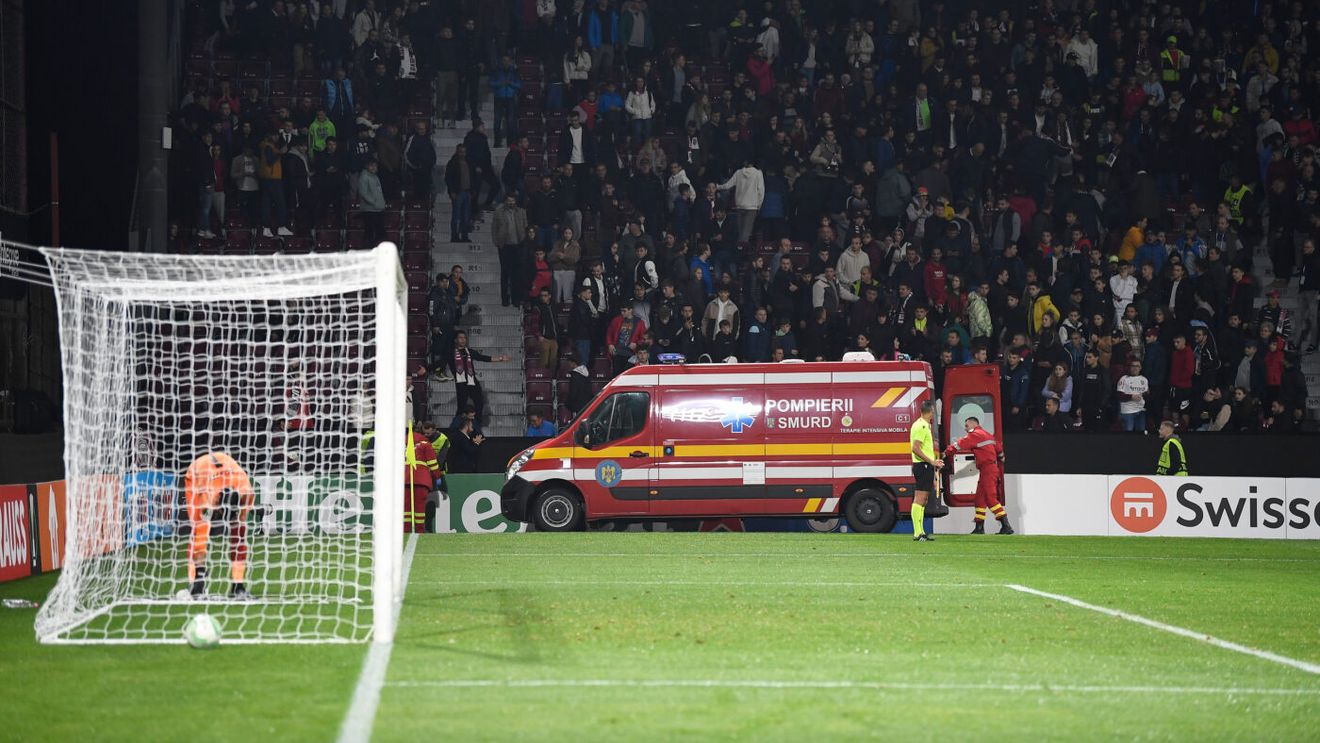 Momente de panică la CFR Cluj - Slavia Praga! Un suporter a suferit un stop cardio-respirator și a fost salvat de spectatori și de medici