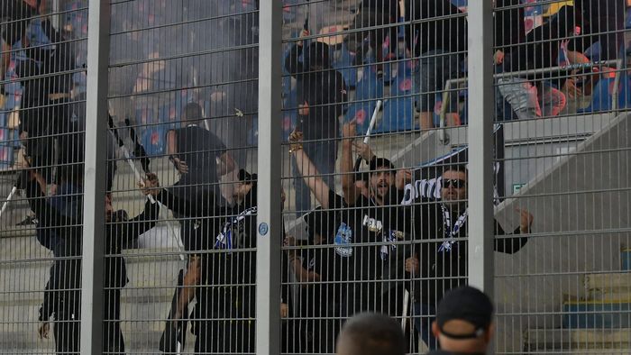 Galeriile celor două echipe s-au dat în stambă la Petrolul - FCU Craiova! Vaselină pe scaune, torțe aruncate, injurii și mesaje ironice în Cupa României