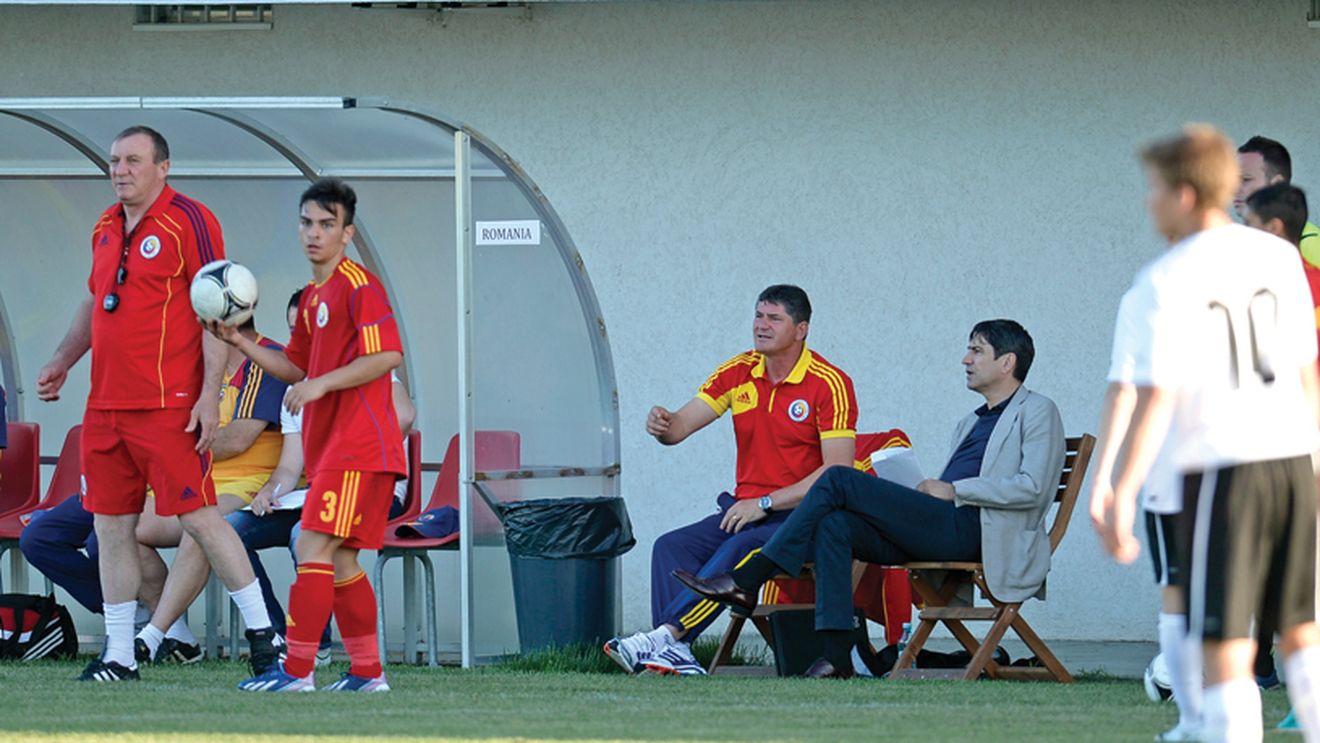 "Ridică-te și dă-ți demisia!" Scene incredibile la naționala U19. Antrenorul a îngenuncheat și a cerut să nu fie dat afară