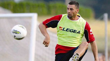 Un jucător cu 42 de meciuri în Liga 1 a făcut HAOS în cantonamentul din Turcia!** A venit rupt de beat la antrenament, șefii l-au trimis direct la reabilitare!