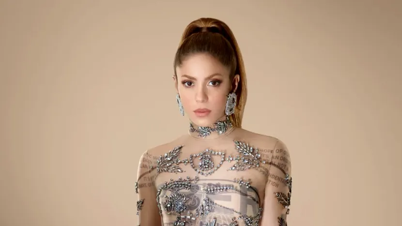 Shakira uimește într-o rochie nud acoperită cu diamante după despărțirea de Gerard Pique