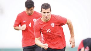 FOTO Viața strălucitoare a lui Țucudean: bani, mașini și o iubită frumoasă. Cum și-a ajutat atacantul, financiar, colegii 