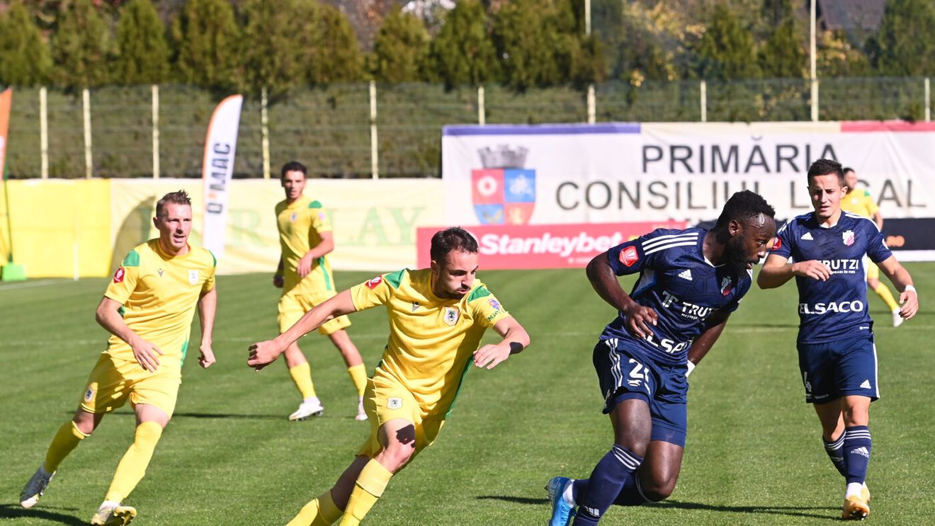 Transferuri surprinzătoare la o echipă modestă din România! Cei doi fotbalişti cu sute de meciuri la Liga 1 au semnat