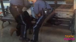 VIDEO Sigur a făcut karate!** Și-a cocoșat iubitul în bătaie după ce a înșelat-o