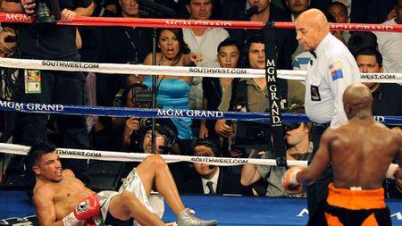 VIDEO Campion la șmecherii!** Moneymaker Mayweather l-a executat pe Ortiz printr-un KO controversat, după ce a primit un cap în gură!